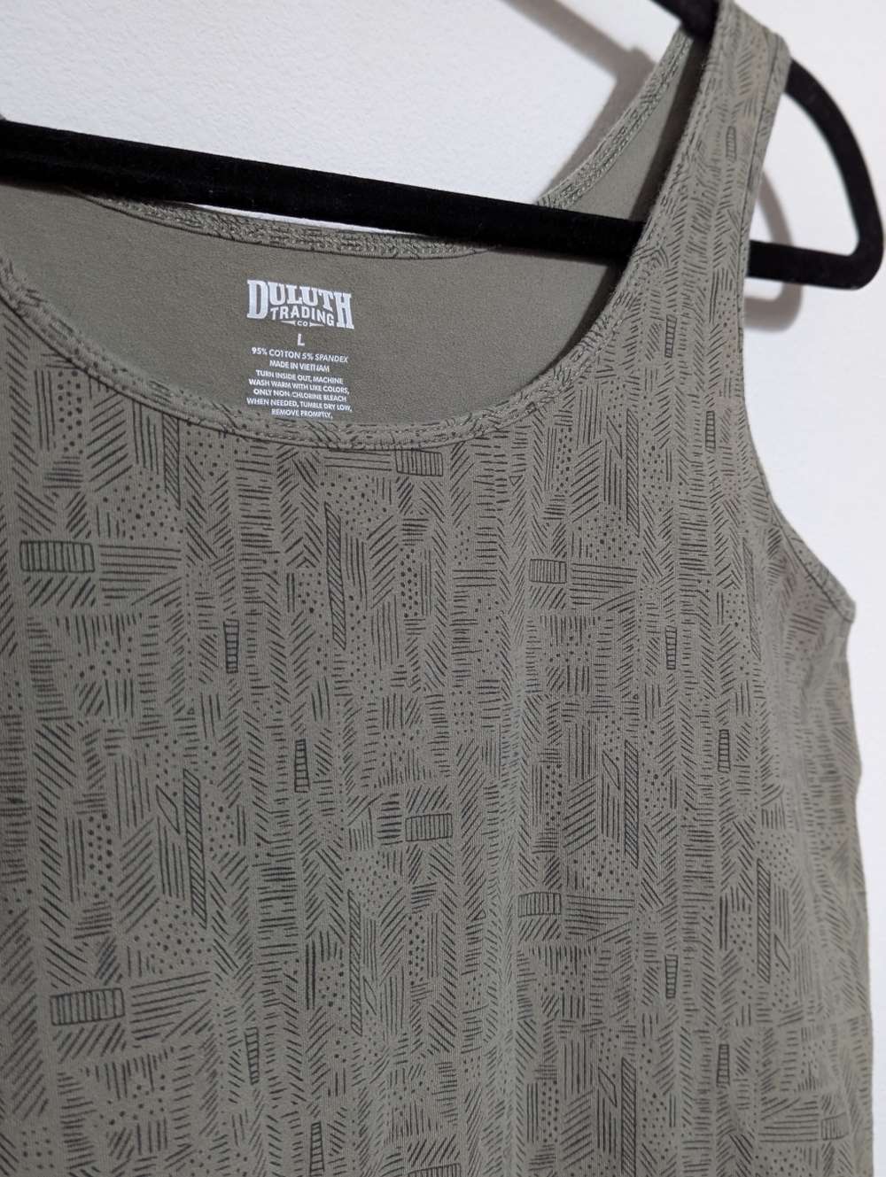 Duluth Trading Fitted Sleeveless Tank Top Olive Print